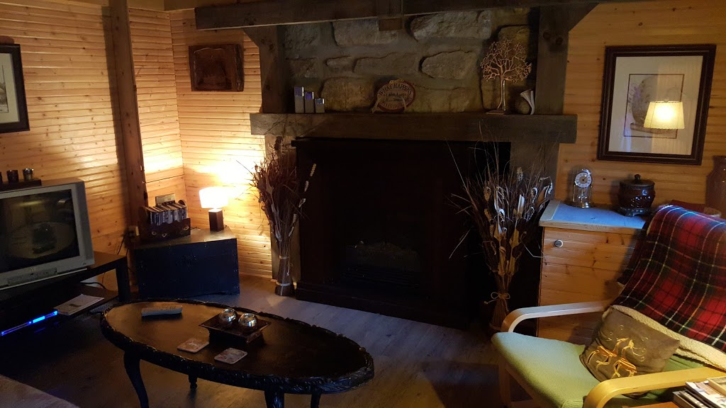 Cabin Inn The Woods | 5720 McDonalds Corners Rd, McDonalds Corners, ON K0G 1M0, Canada | Phone: (613) 278-0162