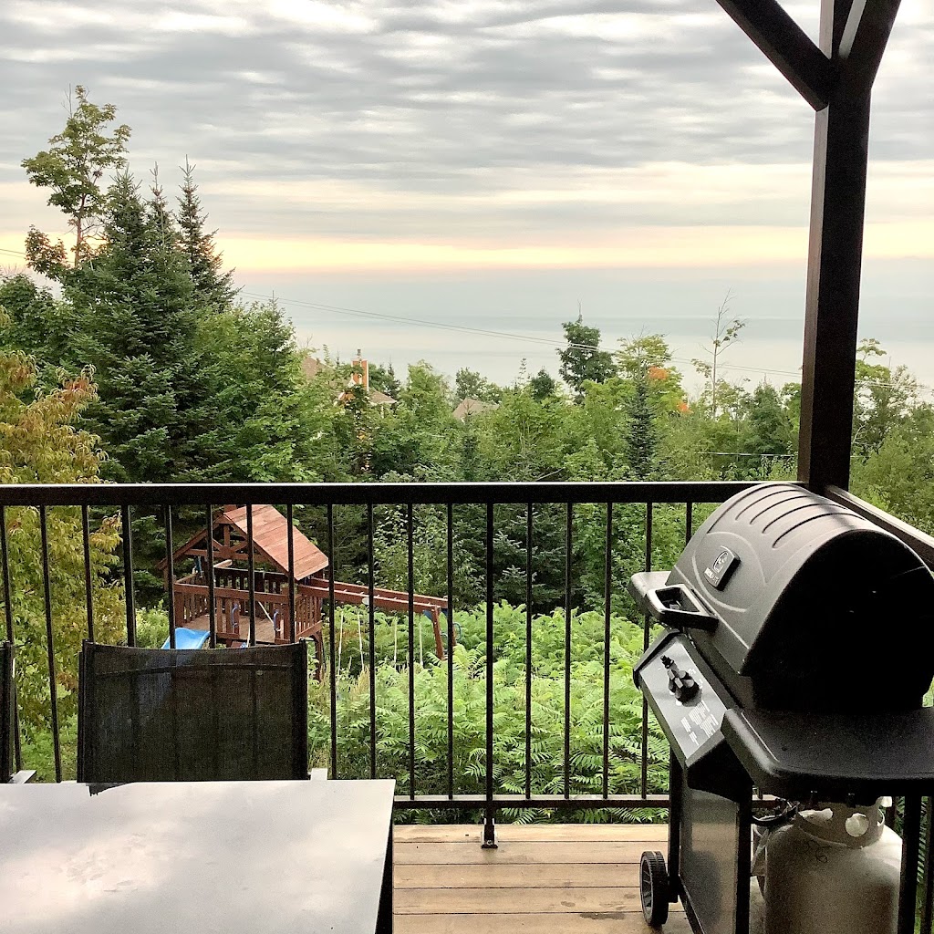 Aires du Massif - Chalets à louer | 56 Chem. de la Vieille-Rivière, Petite-Rivière-Saint-François, QC G0A 2L0, Canada | Phone: (450) 268-9999