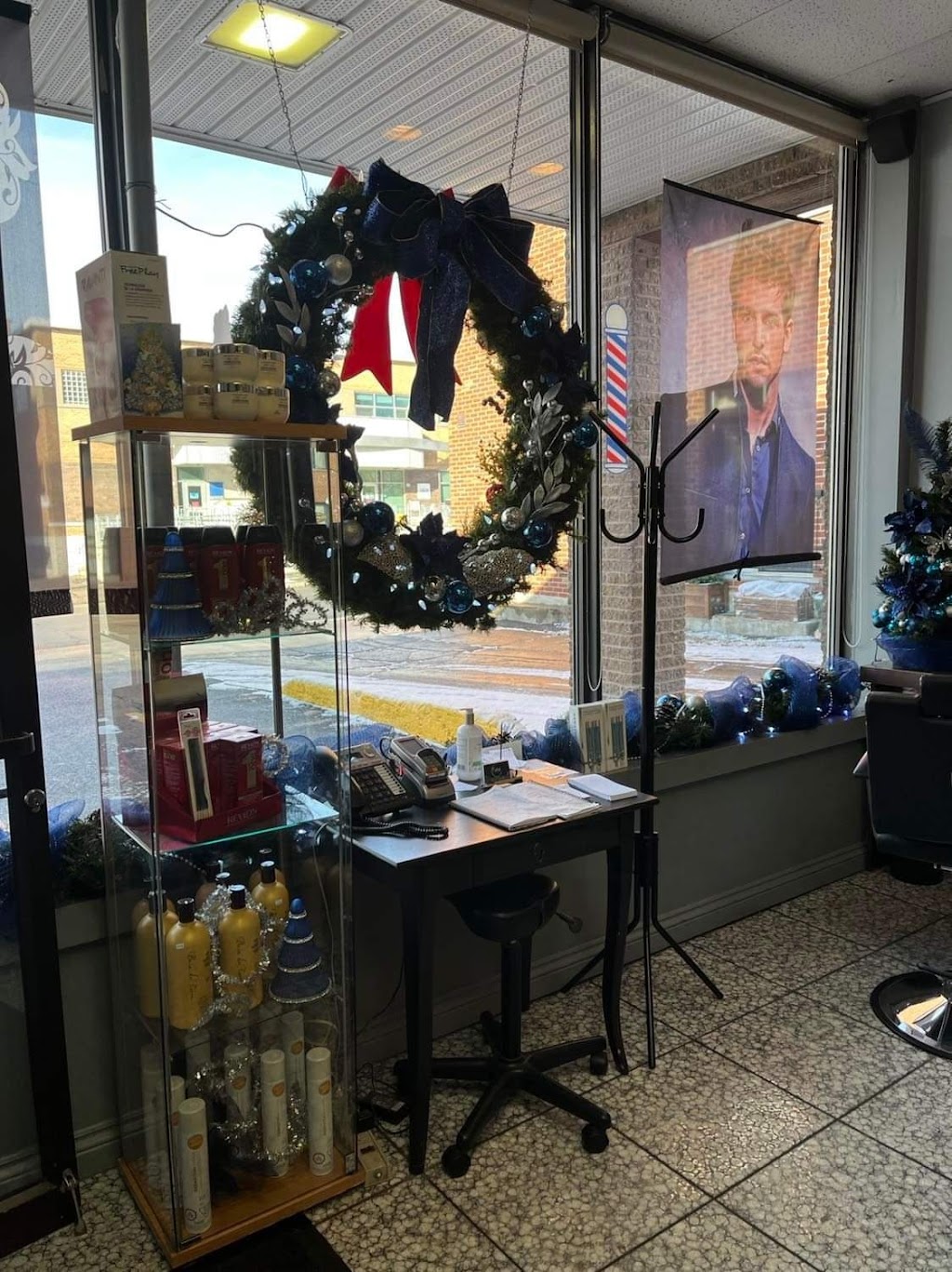 Salon De Coiffure futur | 520 Rue Fleury E, Montréal, QC H3L 1G5, Canada | Phone: (514) 382-9502