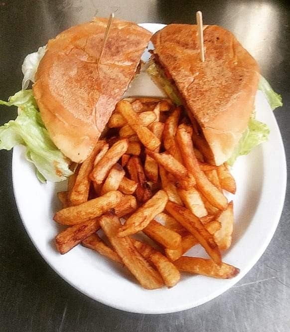 Cantine Des Dee | 946 Boulevard Frontenac O, Thetford Mines, QC G6G 6K3, Canada | Phone: (418) 338-8669