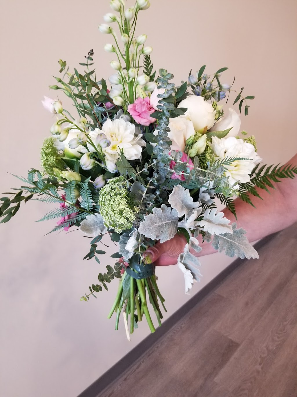 Floral Design By Nicole | 2 Castlewood Blvd Unit 6, Dundas, ON L9H 7M8, Canada | Phone: (905) 627-3337