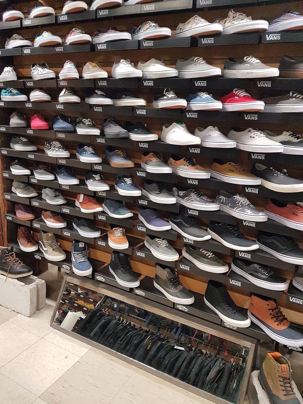 Kings Skate Snow & Surf | 750 Pembina Hwy, Winnipeg, MB R3M 2M7, Canada | Phone: (204) 453-7434