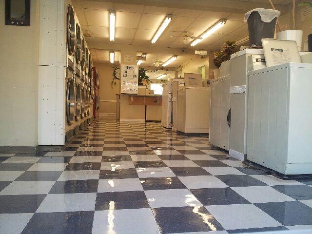 Gananoque Coin Laundry | 88 Charles St N, Gananoque, ON K7G 1T7, Canada | Phone: (613) 382-5720