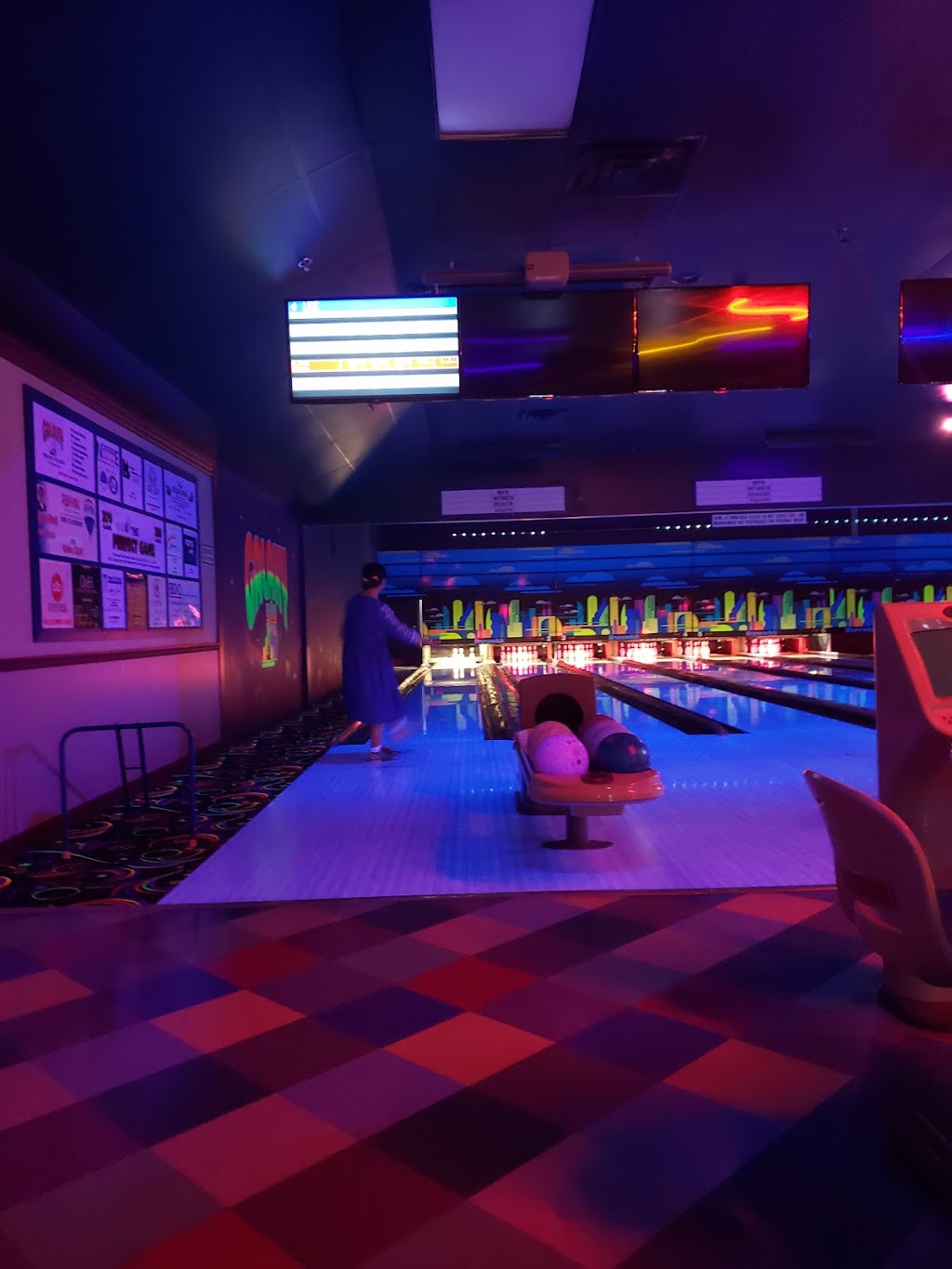 Galaxy Bowling & Pizza Ltd | PARK MEADOWS MALL, 1702 23 St N, Lethbridge, AB T1H 5B3, Canada | Phone: (403) 328-4386