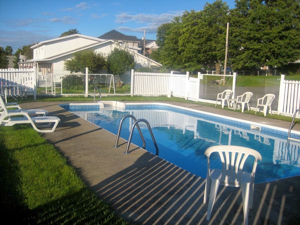 Motel Au Vieux Piloteux | 185 Rue Fraser, Rivière-du-Loup, QC G5R 1E2, Canada | Phone: (418) 867-2635