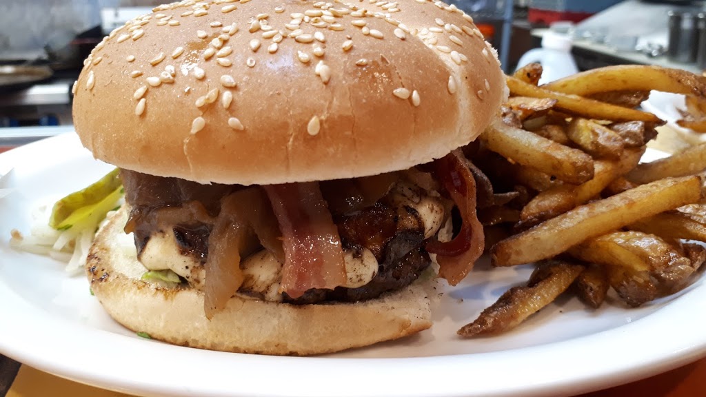 Aux Bourgeois bistro | 362 Rue Principale O, Magog, QC J1X 2A9, Canada | Phone: (819) 843-8383