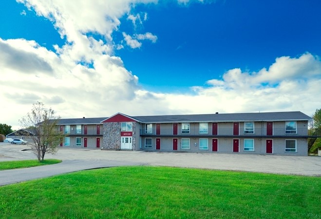 Save Inn | 1111 Sutton St, Kincardine, ON N2Z 2C5, Canada | Phone: (519) 396-5454