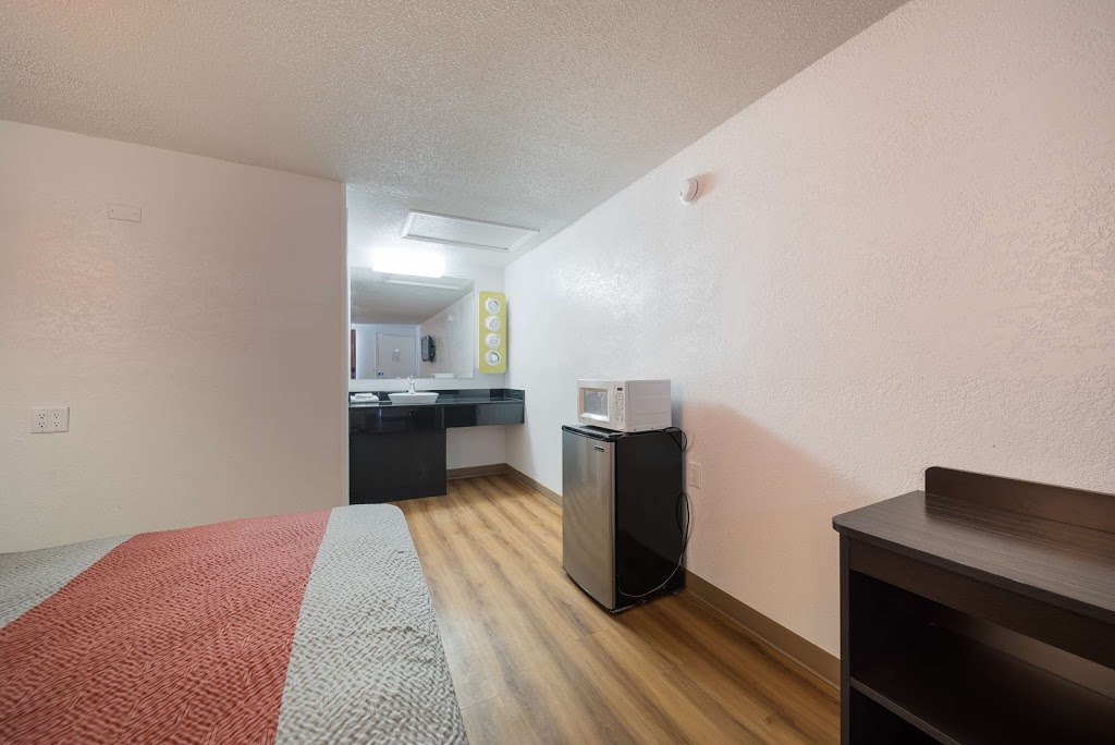 Motel 6 Hamburg NY | 5245 Camp Rd, Hamburg, NY 14075, USA | Phone: (716) 648-2000
