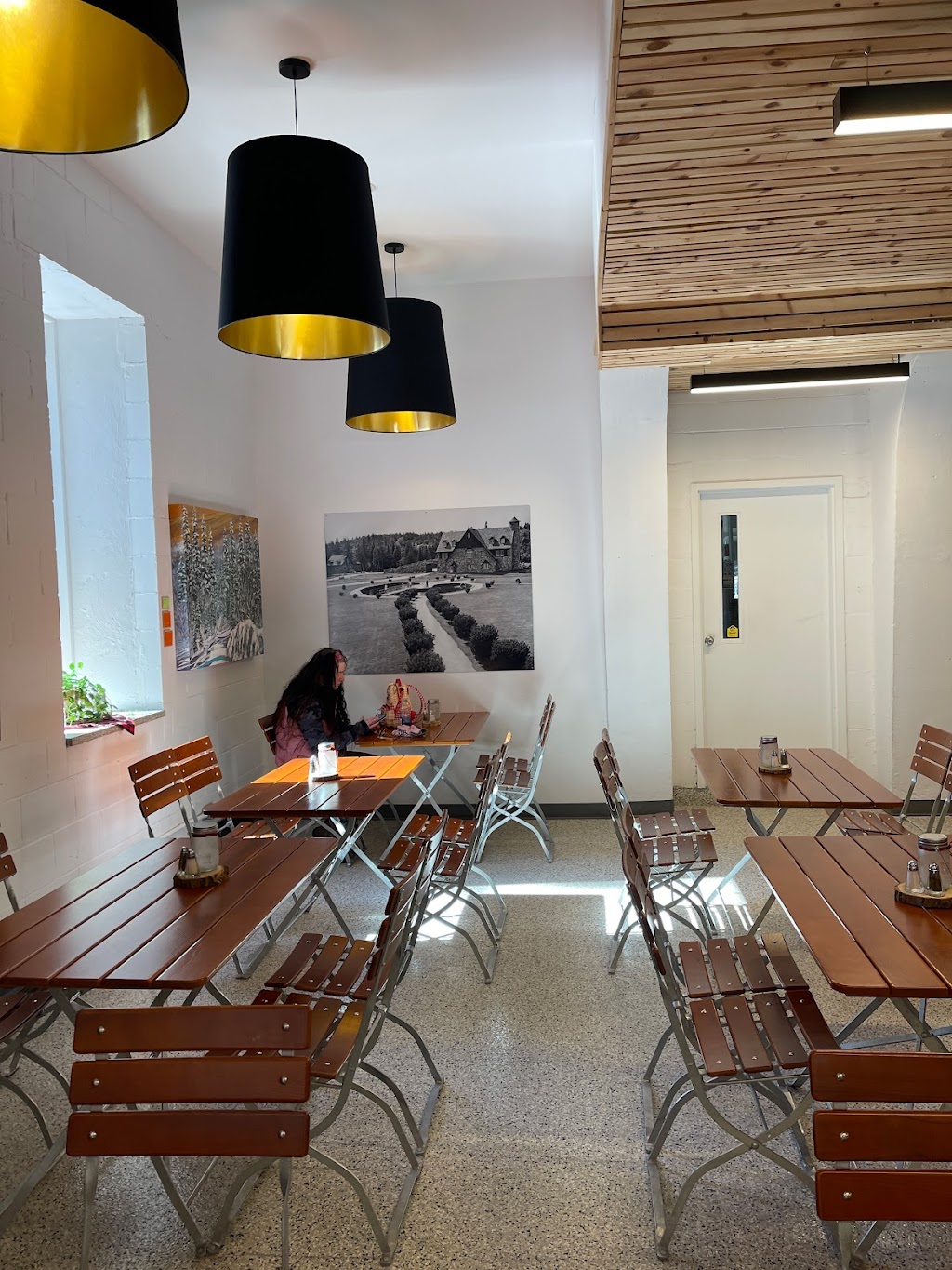 Chez Émile Restaurant | 737 Rue de la Pisciculture, Mont-Blanc, QC J0T 2G0, Canada | Phone: (873) 229-0363