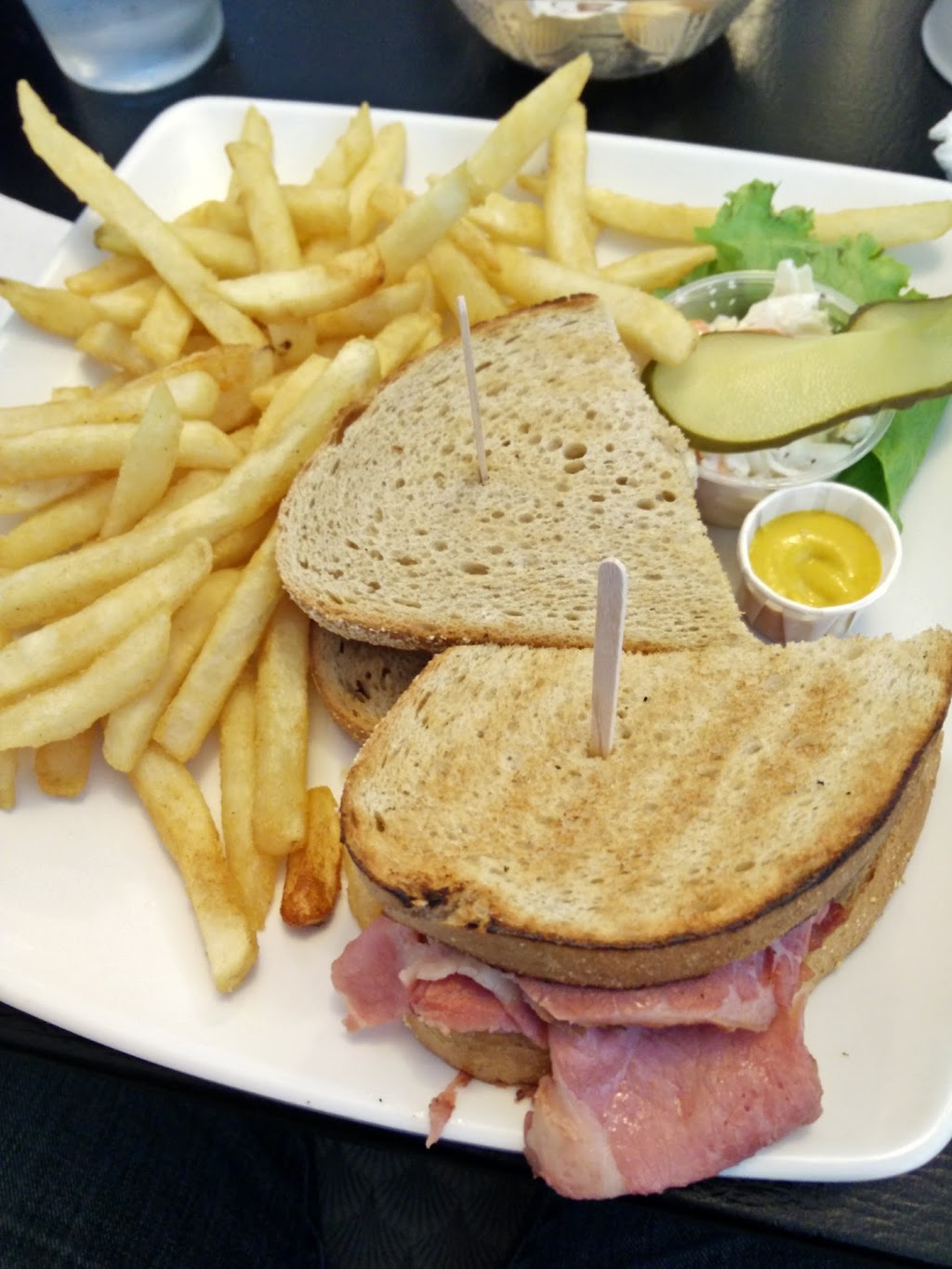 Bridgeview Restaurant | 2801 Highway #2, Johnstown, ON K0E 1T1, Canada | Phone: (613) 925-5663