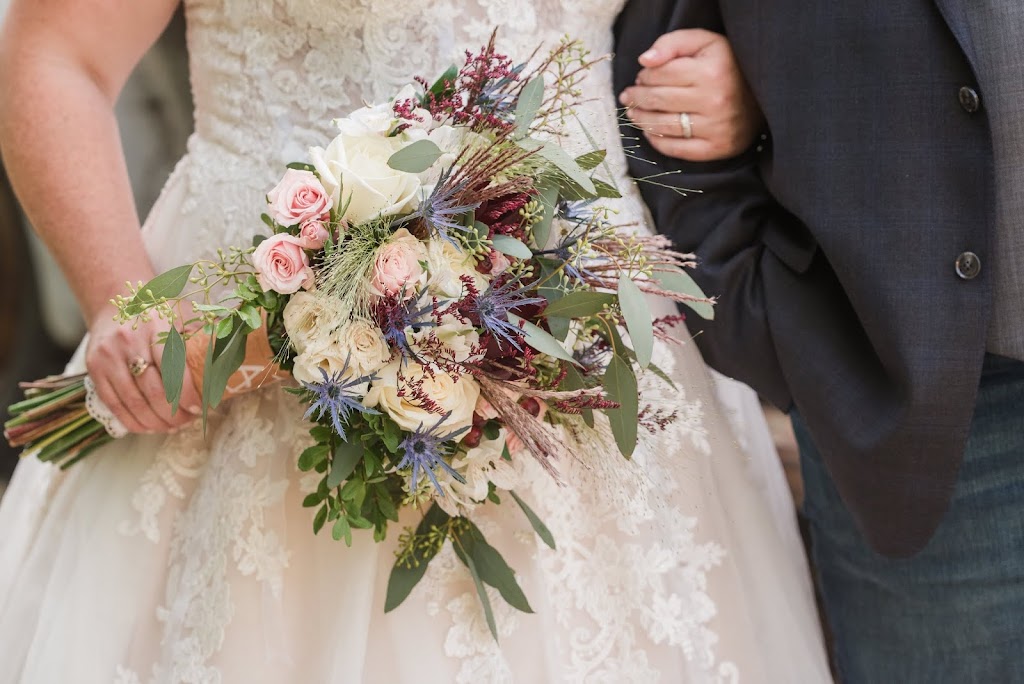Lacombe Florist & Gifts | Bay 8, 5230 45 St, Lacombe, AB T4L 2A1, Canada | Phone: (403) 782-5016