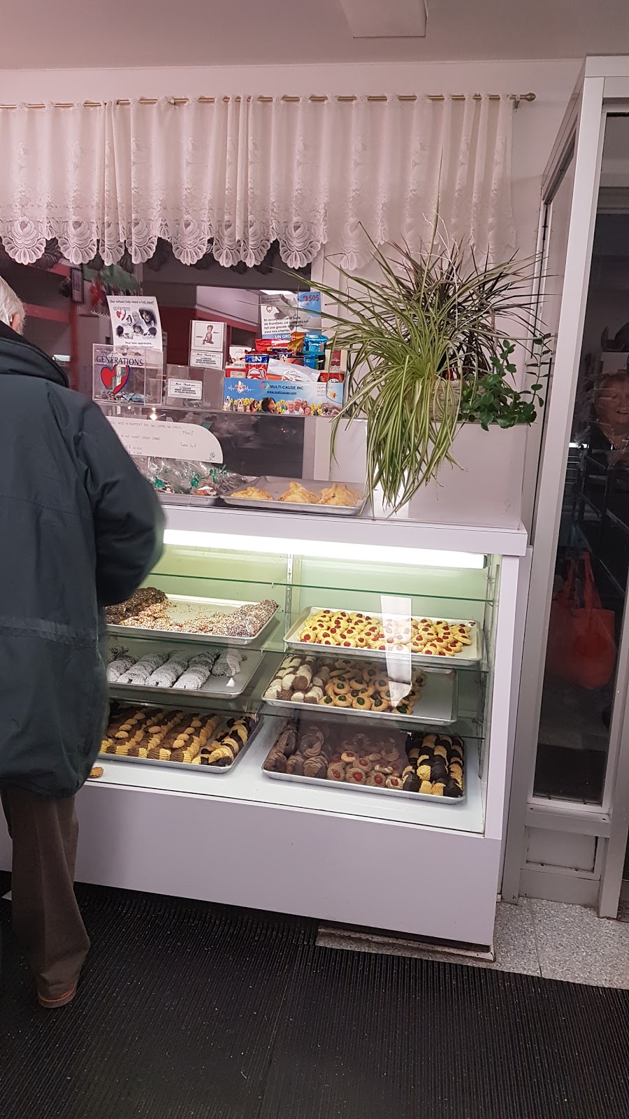 Pâtisserie Chomedey Première Qualité | 4627 Boulevard Samson, Laval, QC H7W 2H5, Canada | Phone: (450) 688-2717