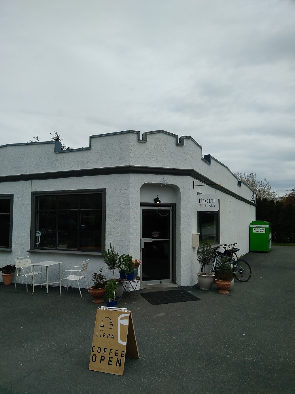 thorn & thistle flowers | 713 St Patrick St, Victoria, BC V8S 4X6, Canada | Phone: (250) 384-3385