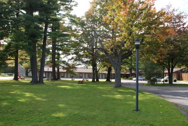 Rideau Heights Inn | 72 Rideau Heights Dr, Nepean, ON K2E 7A6, Canada | Phone: (613) 226-4152