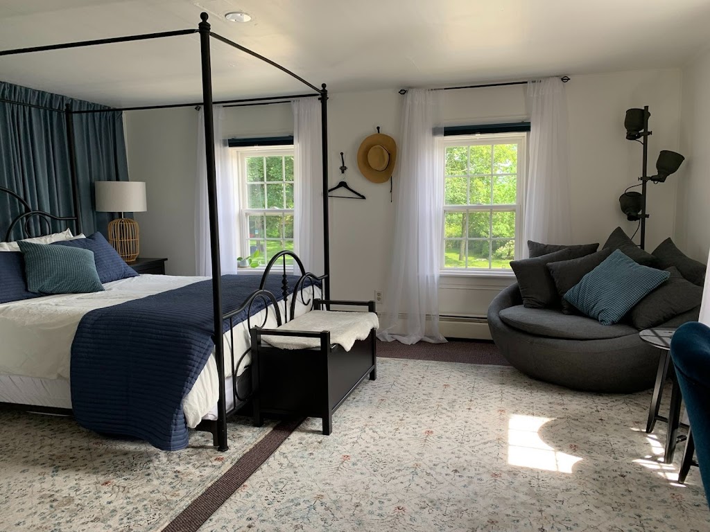 George Street Suite Vacation Home | 14 George St, Shelburne, NS B0T 1W0, Canada | Phone: (902) 512-1102
