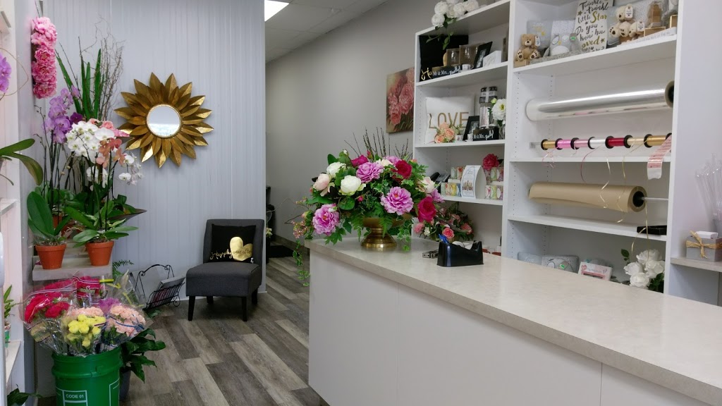 Alanas Flowers & Gifts | 1125 Bloor St Unit 13, Mississauga, ON L4Y 2N4, Canada | Phone: (905) 232-6363