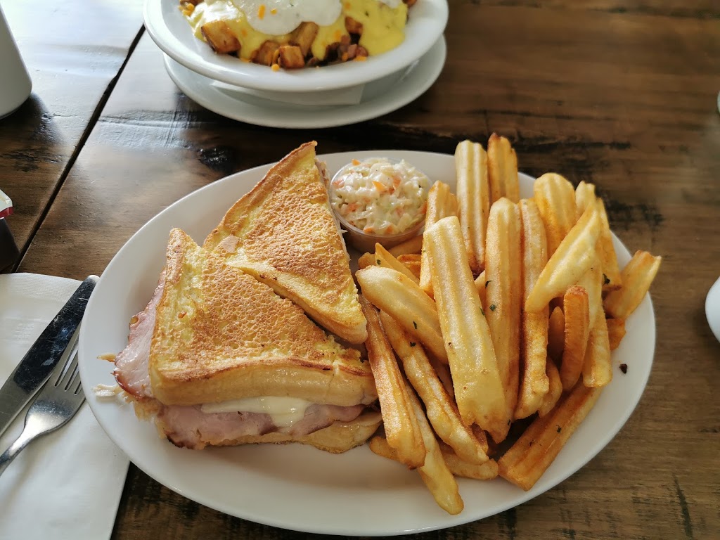 The Lighthouse Restaurant | 33 Bridge St, Picton, ON K0K 2T0, Canada | Phone: (613) 476-2186