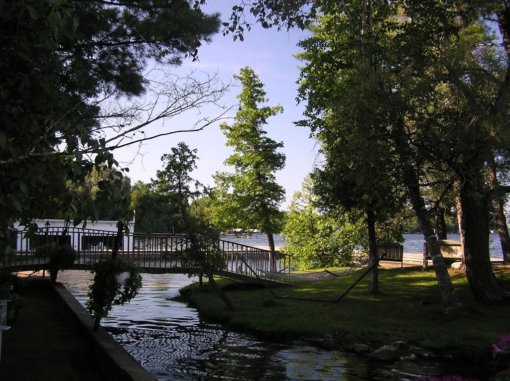 Royal Resort | 44 Royal Cedar Rd, Fenelon Falls, ON K0M 1N0, Canada | Phone: (705) 454-2800
