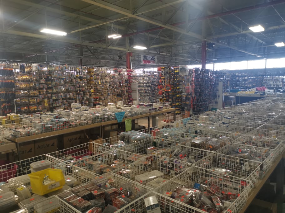 Best Brands Stores | 901 Guelph Line, Burlington, ON L7R 3N8, Canada | Phone: (905) 333-4040