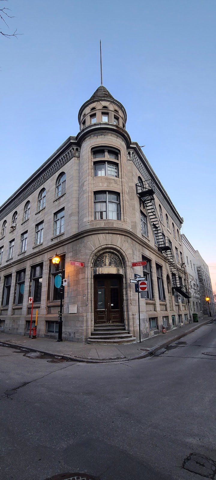 Lapointe Magne Et Associés | 224 Pl. dYouville, Montréal, QC H2Y 2B4, Canada | Phone: (514) 849-6291