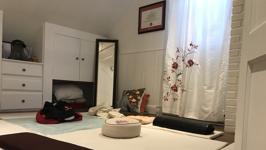 Rebekah Frojmovic travailleuse sociale massothérapeute | 154 Rue Principale, Saint-Sauveur, QC J0R 1R6, Canada | Phone: (514) 862-1391