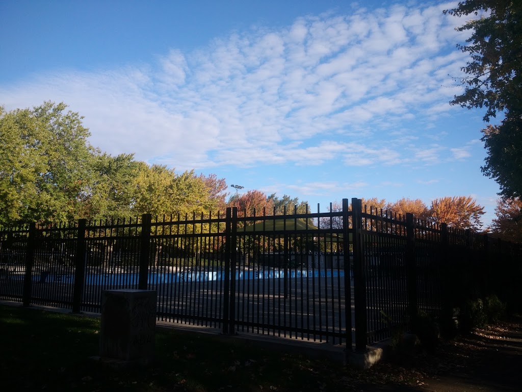 Parc Sir-Wilfrid-Laurier swimming pool | 5200 Rue de Brébeuf, Montréal, QC H2J 3L8, Canada | Phone: (514) 872-4050