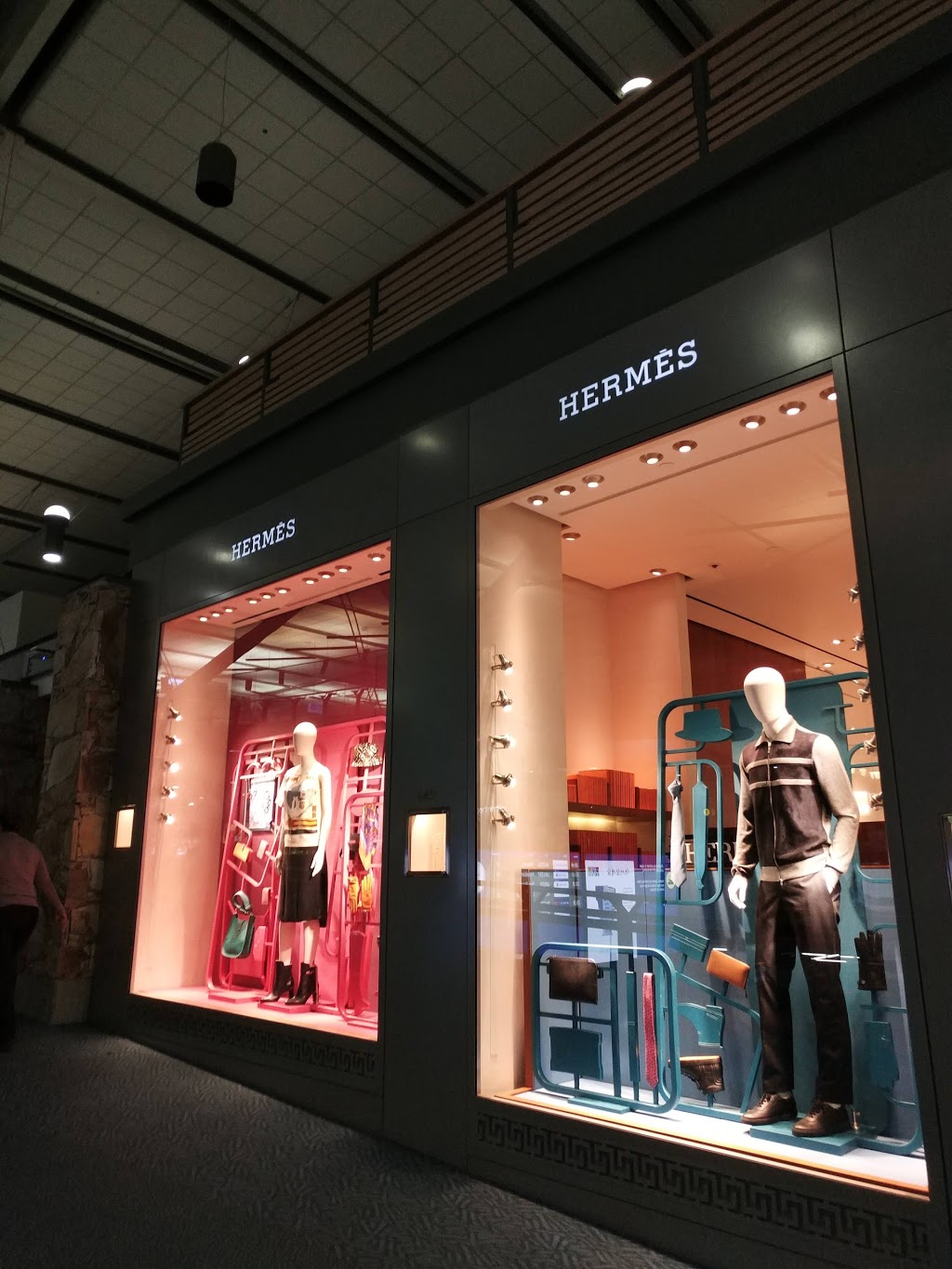 Hermès | Vancouver International Airport (YVR) Domestic and International Terminals, 3211 Grant McConachie Way, Richmond, BC V7C 4N3, Canada | Phone: (604) 273-1708