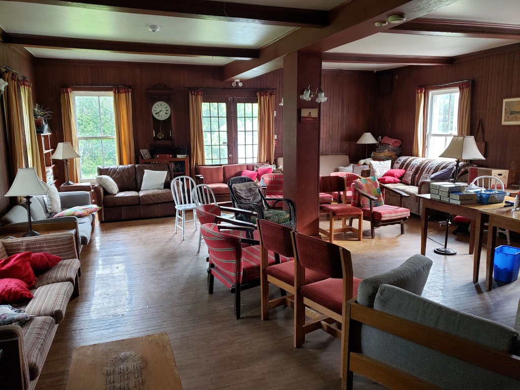 Auberge Laurentienne Laurentian lodge | 1162 Rue Principale, Prévost, QC J0R 1T0, Canada | Phone: (450) 327-5201