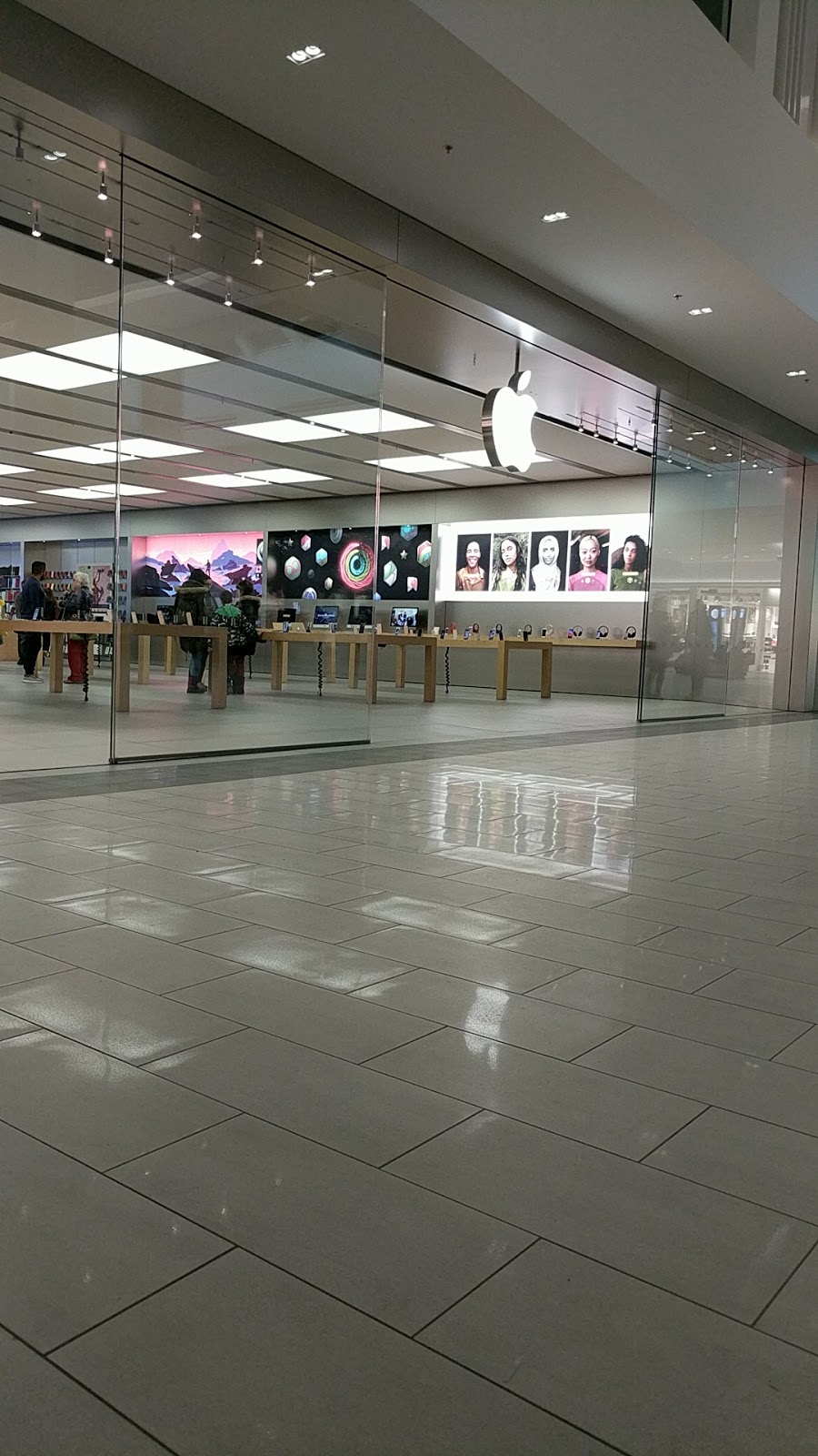 Apple Place Ste-Foy | 2450 Boulevard Laurier, Québec, QC G1V 2L1, Canada | Phone: (418) 266-8600