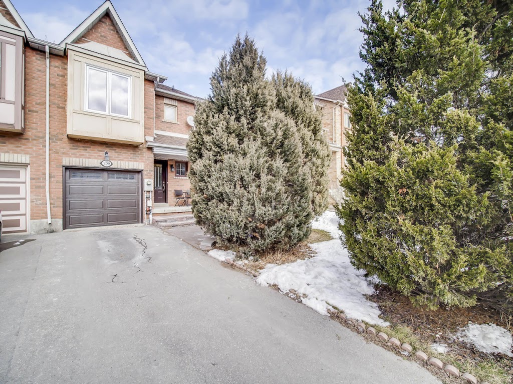 Farnaz Winch Golden Real Estate Team | 1140 Stellar Dr, Newmarket, ON L3Y 7E3, Canada | Phone: (416) 668-6628