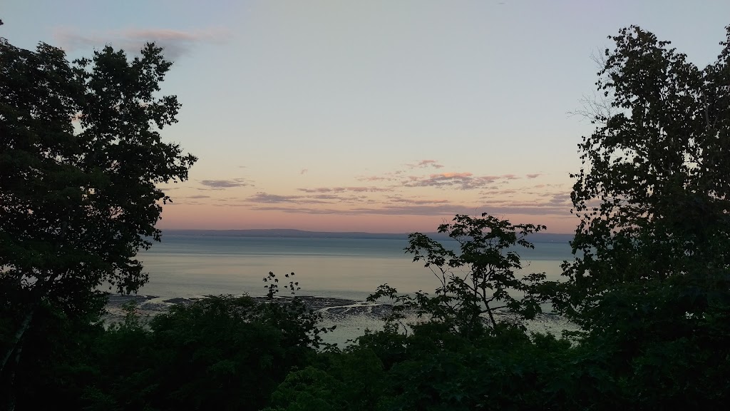 Domaine de la falaise - Bureau des ventes | 33 Chem. du Trait-Carré, Petite-Rivière-Saint-François, QC G0A 2L0, Canada | Phone: (877) 383-2405
