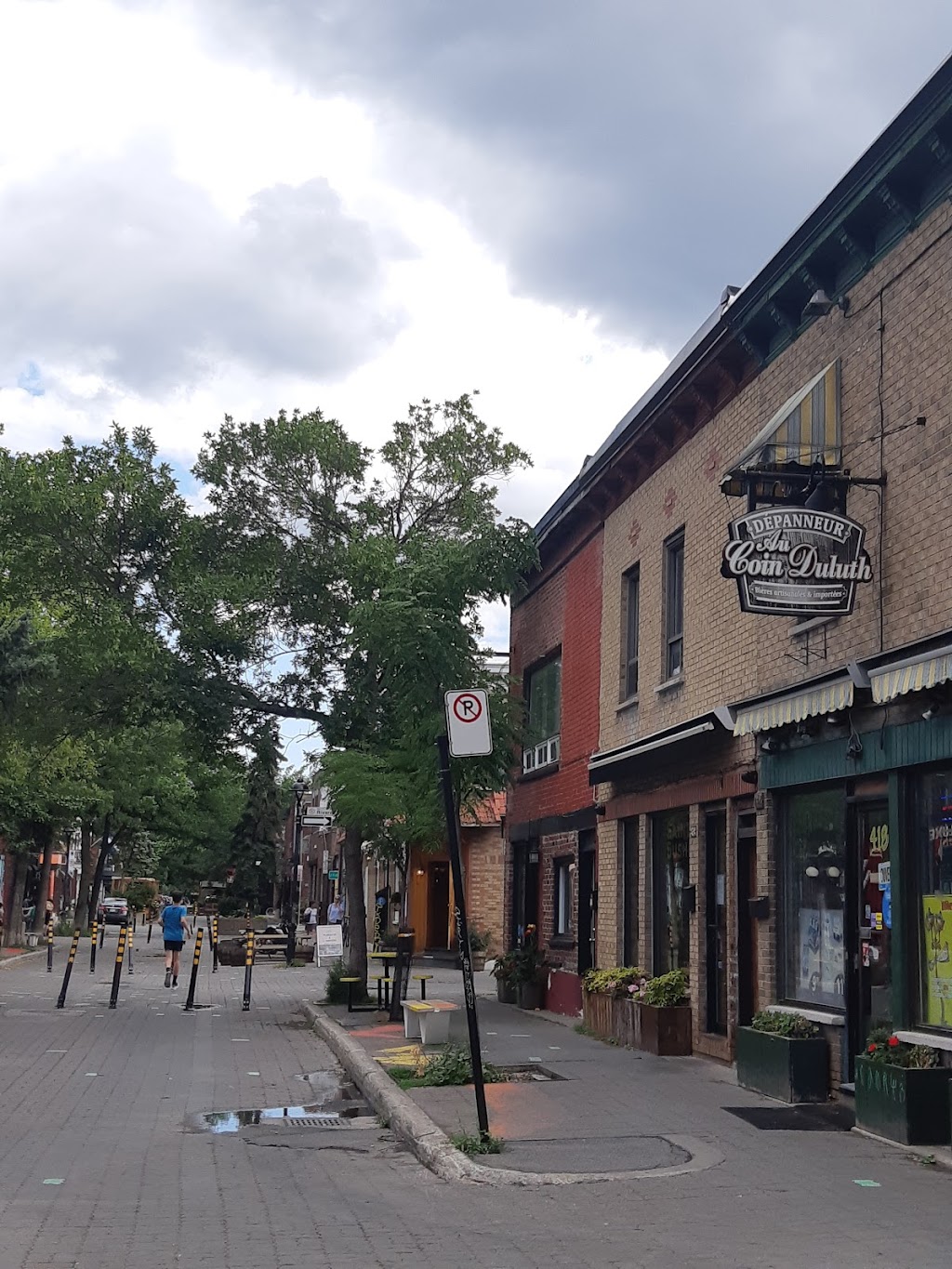 Dépanneur Au Coin Duluth | 418 Av. Duluth E, Montréal, QC H2L 1A3, Canada | Phone: (514) 288-8830