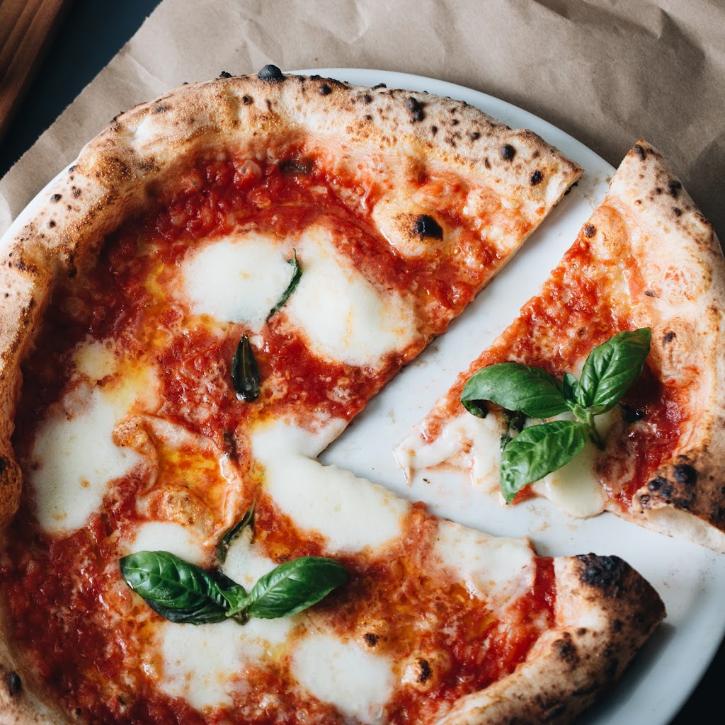 N° 900 pizzeria | 540 Promenade Du Centropolis, Laval, QC H7T 3C2, Canada | Phone: (450) 973-0947