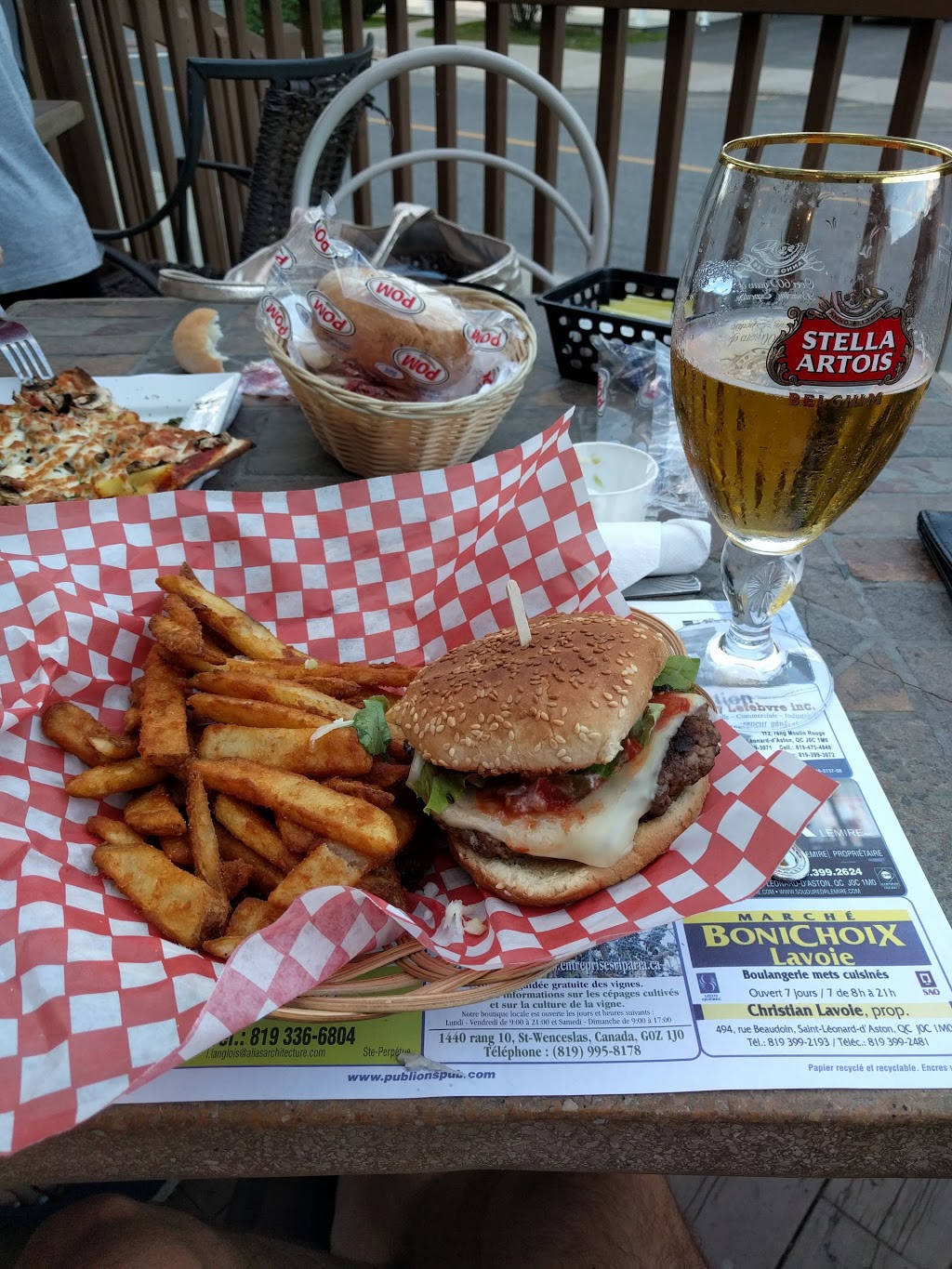 Cafe Bistro Pub Pile Ou Face | 226 Rue Principale, Saint-Léonard-dAston, QC J0C 1M0, Canada | Phone: (819) 399-2440