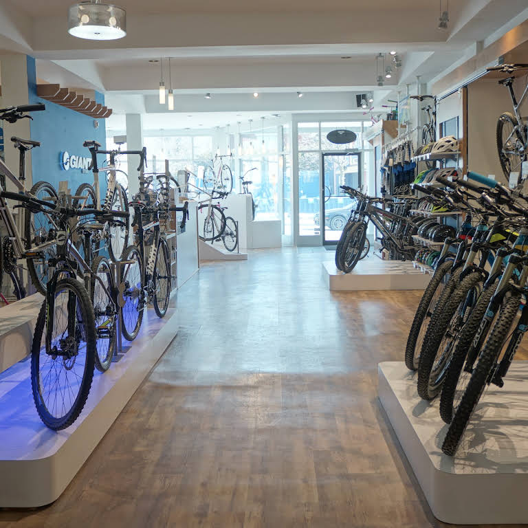 Giant Ottawa | 1162 Bank St, Ottawa, ON K1S 3X8, Canada | Phone: (613) 731-7200