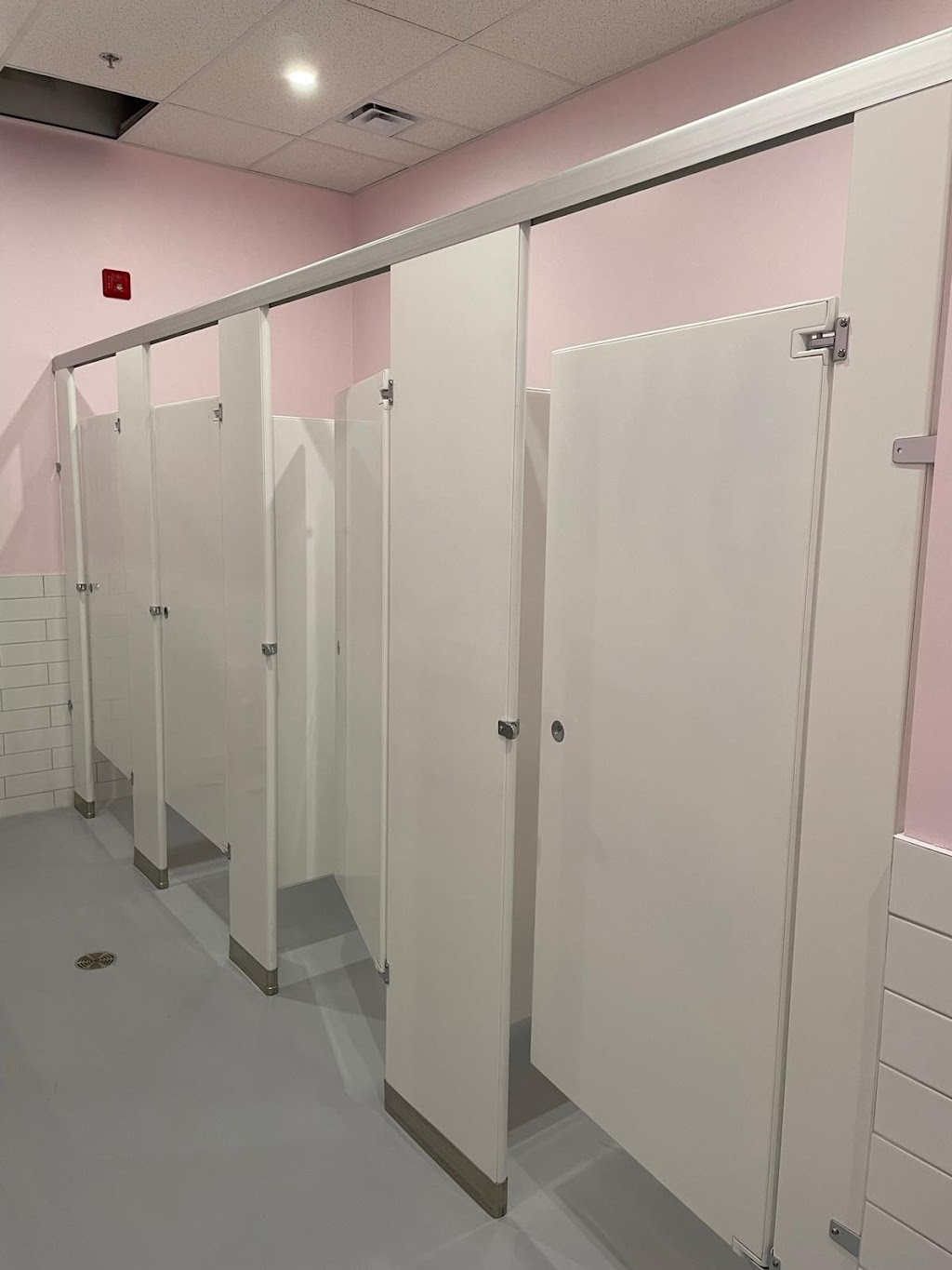 Quality Stalls Toilet Partition Supplier | 400 Thorold Rd, Welland, ON L3C 3W6, Canada | Phone: (705) 350-1717