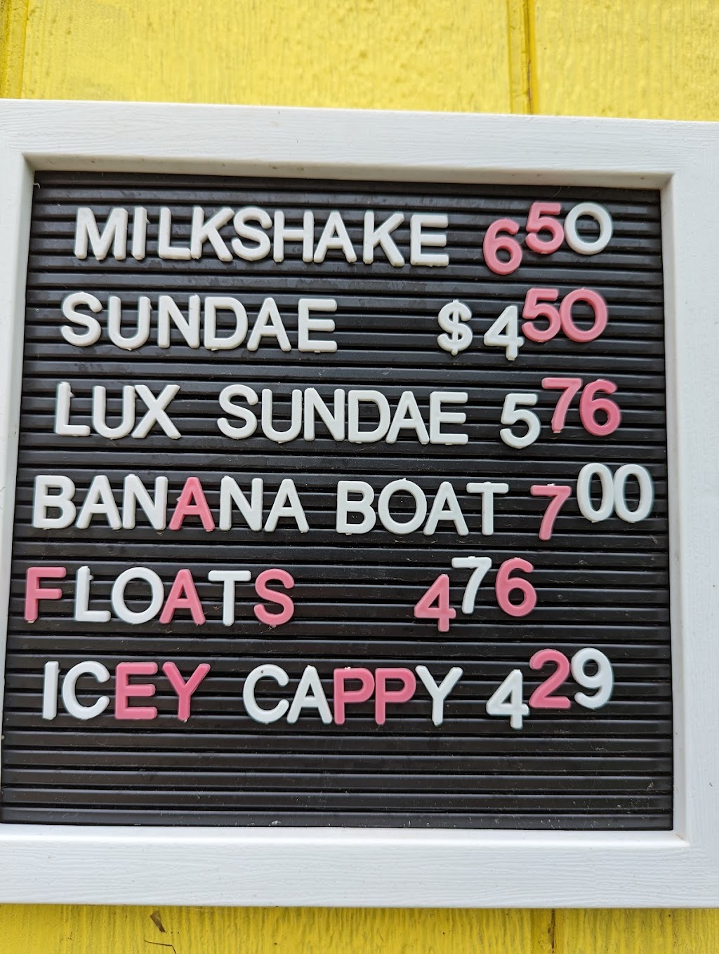 Treats & Sweets Dairy Bar | 515 N Lake Harbour Rd, Lakeville, PE C0A 2B0, Canada | Phone: (902) 327-0356