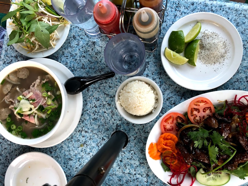 Restaurant Hoai Huong | 5485 Avenue Victoria, Montréal, QC H3W 2P9, Canada | Phone: (514) 738-6610