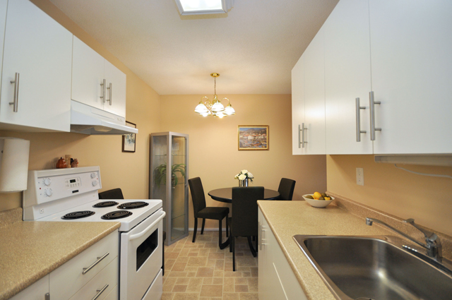 Fraser Manor Apartments | 1922 Pandosy St, Kelowna, BC V1Y 1R5, Canada | Phone: (250) 862-8850
