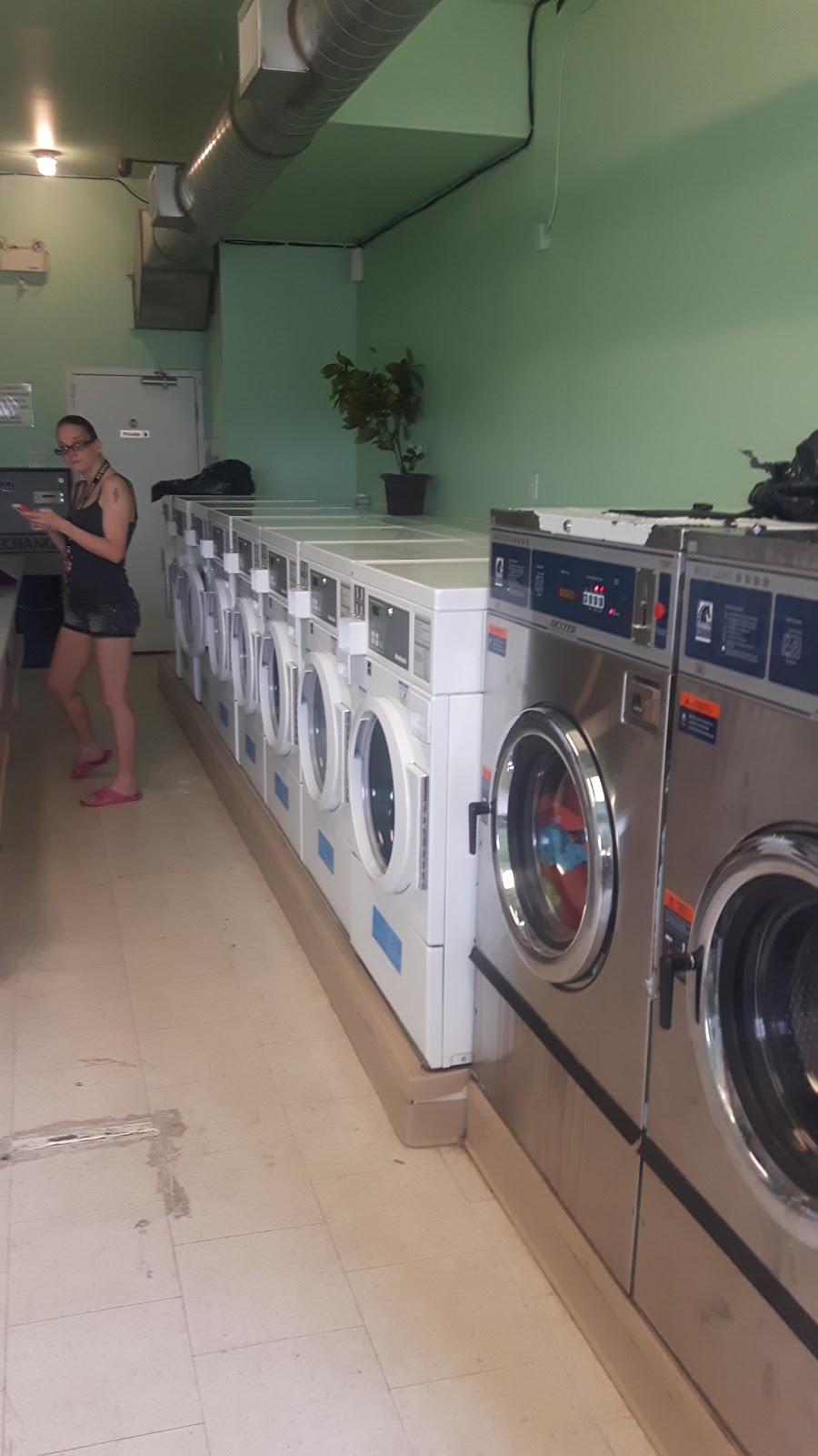 G & S Laundromat | 443 Wentworth St N b, Hamilton, ON L8L 5W6, Canada | Phone: (905) 529-4165