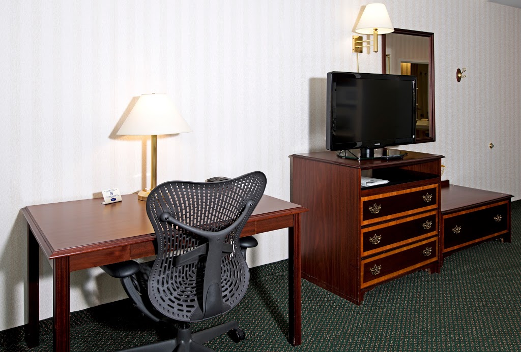 Hampton Inn by Hilton Ottawa | 100 Coventry Rd, Ottawa, ON K1K 4S3, Canada | Phone: (613) 741-2300