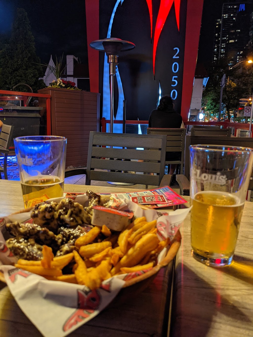 St. Louis Bar & Grill | 2050 Yonge St, Toronto, ON M4S 1Z9, Canada | Phone: (416) 480-0202