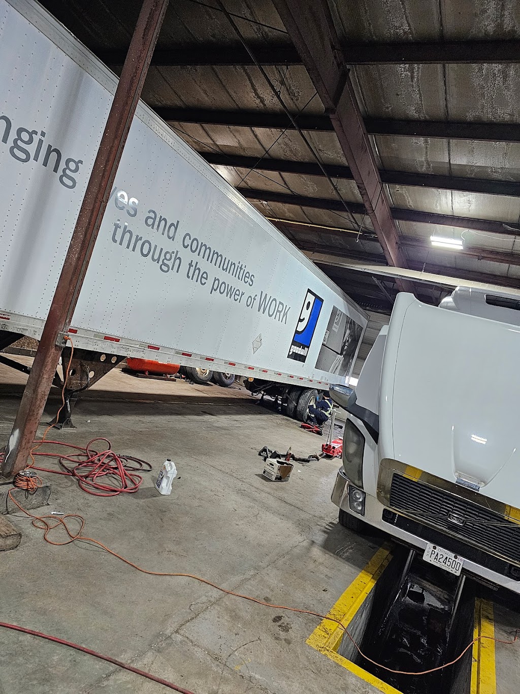 Blueking Truck and Trailer Repairs Inc. | 6818 Colonel Talbot Rd, London, ON N6L 1J2, Canada | Phone: (519) 933-5519