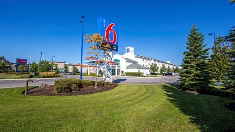 Motel 6 Toronto - Mississauga | 2935 Argentia Rd, Mississauga, ON L5N 8G6, Canada | Phone: (905) 814-1664