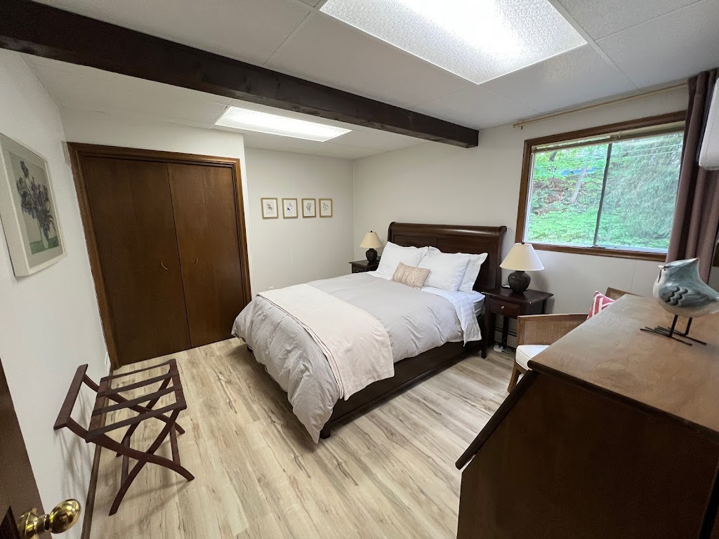 Tall Pine BnB | 265 Sixth St, Gravenhurst, ON P1P 1M2, Canada | Phone: (416) 399-5981