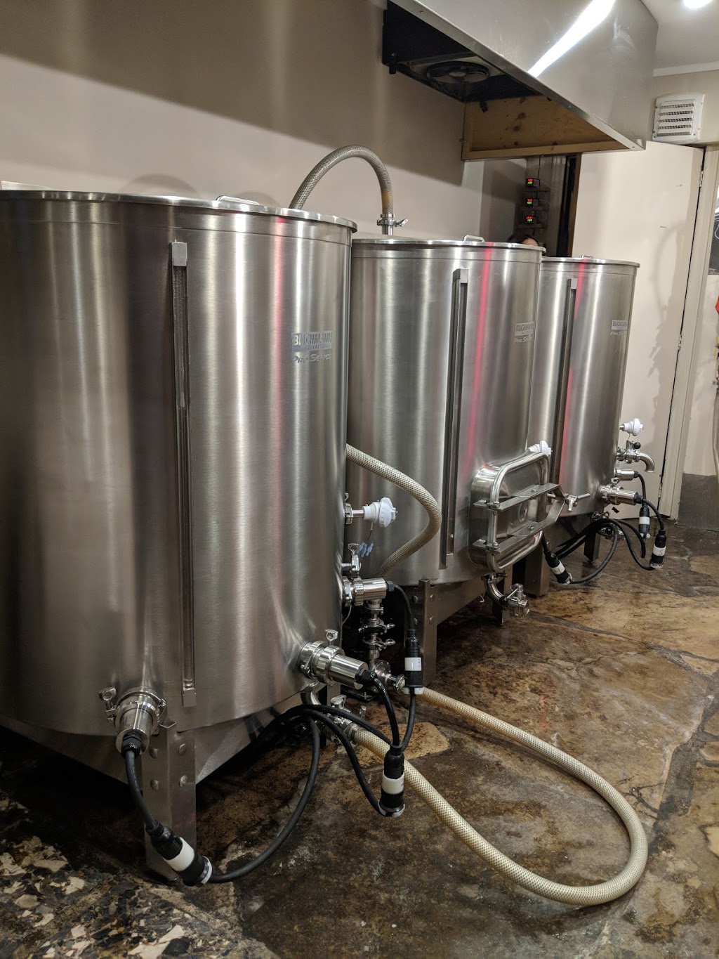 Sir Montys Brewing Company | 1540 Durham Regional Hwy 2, Courtice, ON L1E 2T5, Canada | Phone: (905) 438-8652