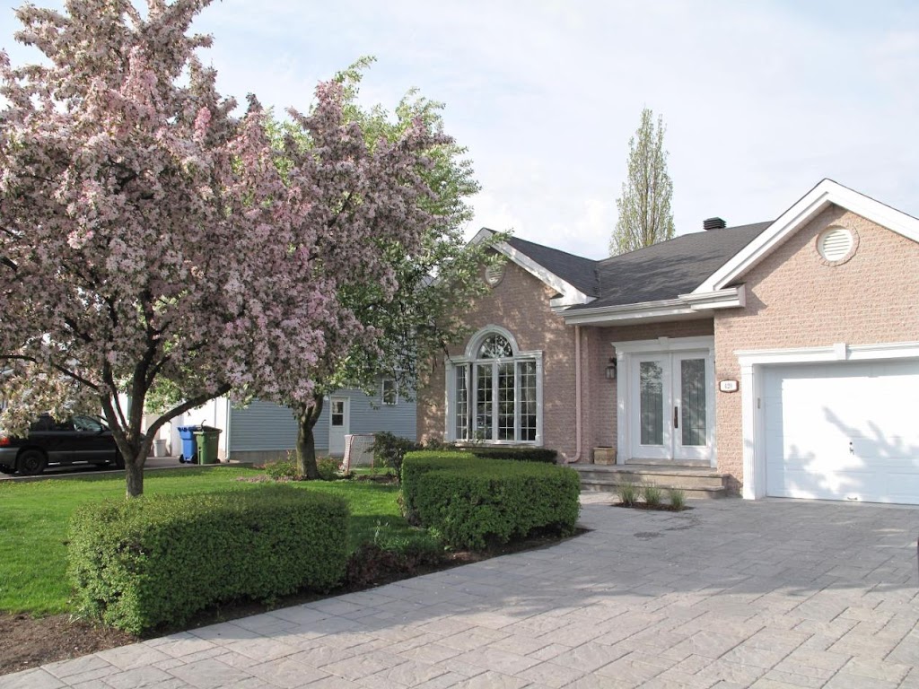 RE/MAX BONJOUR - MÉLANIE BENOIT | 11700 Rue de lAvenir #102, Mirabel, QC J7J 0G7, Canada | Phone: (450) 280-0101