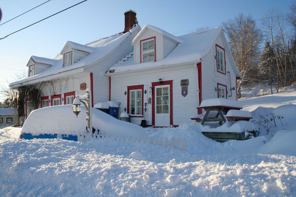La maison Harvey | 230 Chem. de Port au Persil, Saint-Siméon, QC G0T 1X0, Canada | Phone: (450) 774-0515