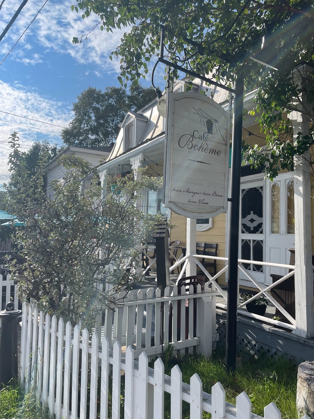 Café Bohème | 239 Rue des Pionniers, Tadoussac, QC G0T 2A0, Canada | Phone: (418) 235-1180