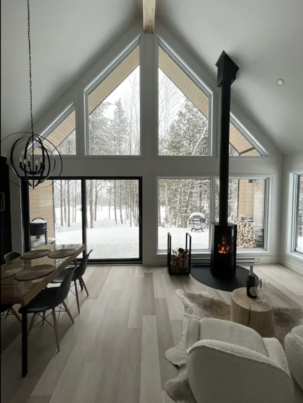 Chalet Le SNÖ house | Chem. du Qur du Cerf, Matawinie, QC J0K 2B0, Canada | Phone: (819) 269-6043
